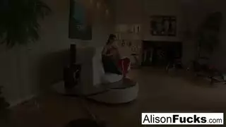 بندر يستخدم قضيبه للعلاج السحر