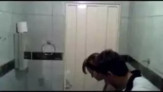 جنس ساخن في الحمام: شاب مثير تمص شرموطة زبه