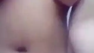 مغنية مرنة تستعرض أثداءها في يوجا جنسية حارة