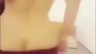بنت مصرية ساخنة تتوسل لتمارس الجنس مع أخت أخيها الكبرى في دردشة إباحية
