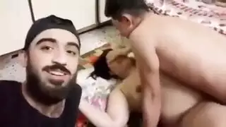 شاب عربي يصور صديقه وهو ينيك عاهرة مثيرة في مشهد إباحي صريح