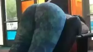 الطاولة تؤدي إلى جنس فموي مزدوج وجنس صعب