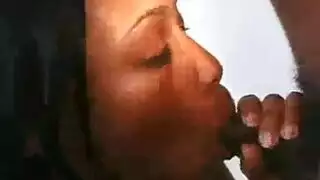 عارضة الكاميرا ذات الخيال المظلم تمص القضيب بث مباشر