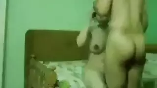 شاب مصري يقدم حركة إباحية مكثفة على الكاميرا