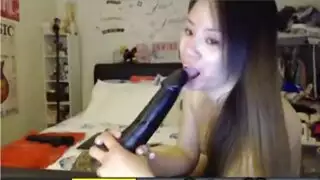 يائسة من أجل قضيب حقيقي، تختنق بقضيب اصطناعي أسود ضخم