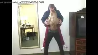 شاب عضلات مفلس ويضرب كسها الجشع