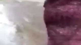 فتاة عربية تُمارس الجنس بعنف بينما يفضل زوجها مقاطع الأفلام الإباحية