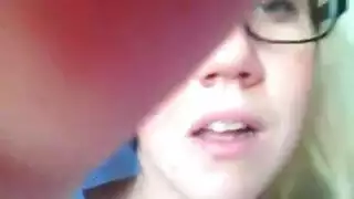مراهق صريح يمارس الجنس مع آلة ضخمة للقذف