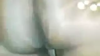 مراهقة ذات أثداء كبيرة تخلع ملابسها لصديقها وتأخذ قضيبه الصلب
