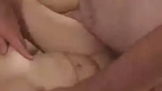شقراء مذهلة تمص زب ثم تأخذ قذف في الطيز