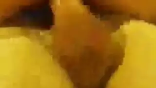 جلسة سحاق مثيرة في متجر الحمام فعل قاس بين الفتيات