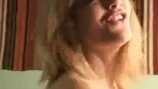 ظهور مفاجئ للسراويل الوردية من جلسة جيجي المراهقة الساخنة