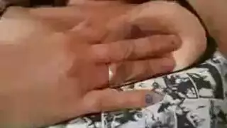 عاهرات الضواحي: زوجتان تمتصان قضيب الجار في أوgy جامح