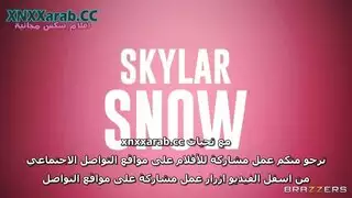 عاهرة تمص قضيب الموظف الكبير في متجر الجنس