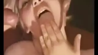شقراء مثيرة تعتني بقضيب صديقها بمص إباحي