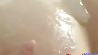 عاهرة آسيوية ناضجة يائسة تحب الاهتمام المهبلي القاسي