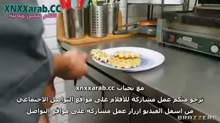 شريط جنس علني: مراهق يضرب النادلة المستعدة
