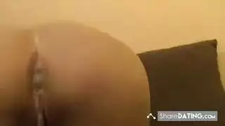 زوجة مطيعة تأخذ كل سائل زوجها