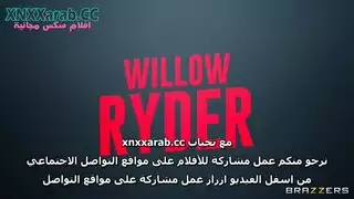 علاقة ثلاثية حارة: مدربان يلهبان الأم وابنتها بمشهد جنسي