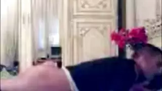 نيك الكس على سرير