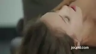 جميلة مشهورة تتوسل للسائل المنوي لغريب في هذا المقطع الإباحي