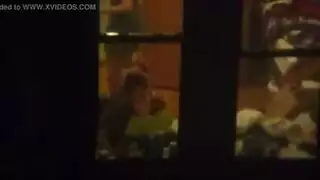شريط جنسي على الأريكة: تتظاهر بالأنين والهدير