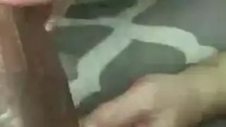 شرج شاب يلتقي بعمود أسود ضخم