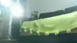 سمراء حساسة تجد الراحة في فعل جنسي مجهول