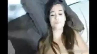 صديقتان حميمتان تشاركان قضيباً في حمام المسبح