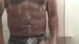 جنس سريع في حمام عام – عنيف وجاهز