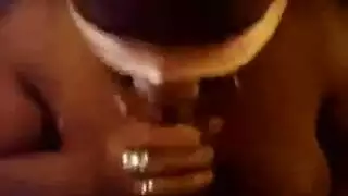 مربوطة ومعصوبة العينين، تبلغ ذروتها من جنس شرجي عنيف