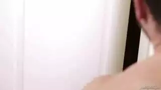 انتقام ميرسيدس كاريرا الجنسي العنيف بمضرب بيسبول على رجلها المخادع