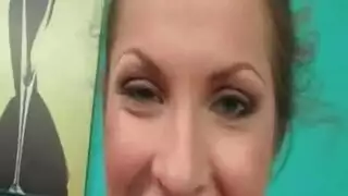 فتاة بيضاء شقراء عاهرة قذرة تحب أن تمارس الجنس مع ديك أسود عميق داخل بوسها الوردي الضيق ، وتنقع مع شاعر المليون الساخن في نهاية جلسة الجنس بين الأعراق