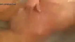 شابة صغيرة تملأ شفاهها بقضيب نابض صارخ