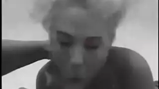 حركة ثلاثية لفطيرة الكريم الفموي الفوضوية