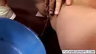 رجل عجوز يملأ فتحة مراهقة لإيقاف شكاوى الضوضاء