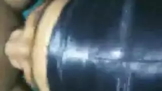 الوشم اللاتينية الصاعد يملأ بعمق ناضج في الداخل