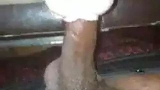 تناوب بقضيبين أسودين كبيرين في هذا المقطع الإباحي