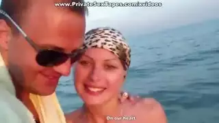 زوجة شهوانية تعطي صديقها العذراء كريمة شرجية على الشاطئ