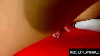 بنتان ينزلن على بعض في مثلث