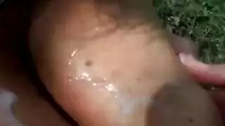 لص شاب يسرق امرأة الرجل الأكبر سناً لجنس عنيف