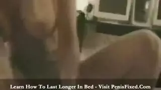 التعامل مع ذيل حصان الشقراء وهي تمص وتمارس الجنس