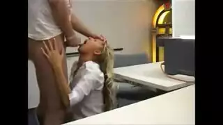 شقراء مثيرة تستمني ثم تقفز إلى فعل جنس جماعي