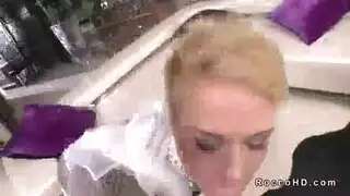 روكو تركع لتمص وتلعق قضيبًا أسودًا عملاقًا