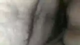 الابن يشاهد الاب والام في السريرمن خلف البابا ويريد فعل ذلك معهم