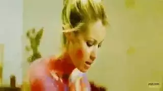 وقت الاستحمام مع نيكول: الملاك المبلل تأخذ قضيبًا كبيرًا
