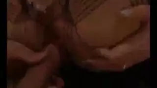 شقراء مغرية تمارس الجنس المائي المثير مع ثلاثة أشخاص