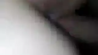 الفتاة اليابانية الجميلة تنكح في مؤخرتها الضيقة بقوة من الخلف