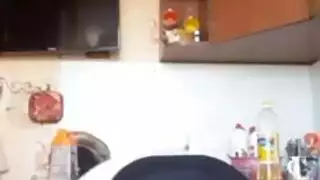 مراهقة ممتلئة الجسم تملأ فتحاتها الضيقة في فعل جنسي تحت ضوء النهار