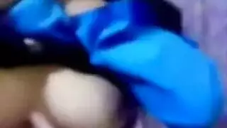 الطالبة العذراء الخجولة تستسلم لرغبات أستاذها الجنسية الصريحة